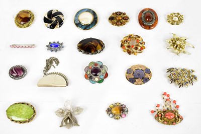 Lot 1224 - A collection of costume jewellery brooches