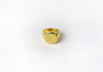 Lot 988 - An 18ct yellow gold signet ring with vacant...