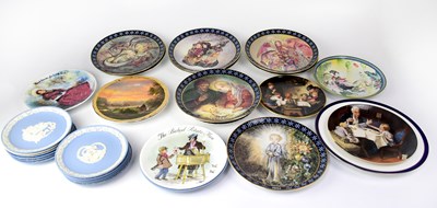 Lot 502 - Twelve Wedgwood jasperware Valentines plates,...