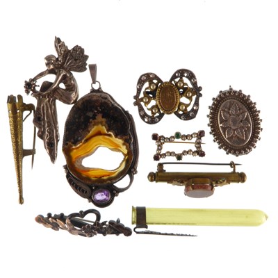 Lot 1346 - Various items of jewellery, mainly brooches,...
