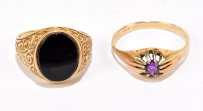 Lot 1256 - A gentleman's 9ct gold signet ring set with a central black coloured stone