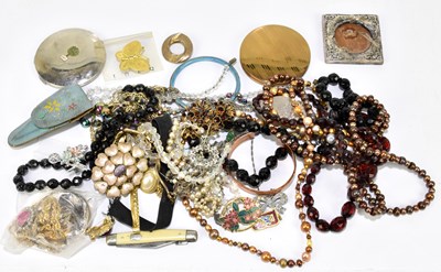 Lot 1272 - A small collection of assorted costume jewellery
