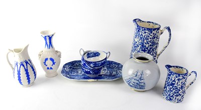 Lot 521 - A quantity of blue and white ceramics to...
