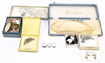 Lot 1274 - A Victorian yellow metal dress ring