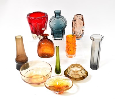 Lot 571 - Eleven various glass items to include a...