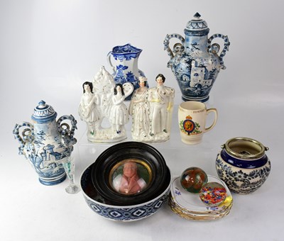 Lot 511 - A mixed lot of ceramics to include a Chinese...