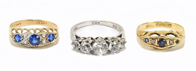 Lot 1251 - An 18ct yellow gold diamond and sapphire set five stone dress ring