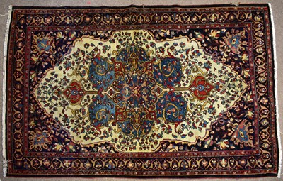 Lot 1520 - A fine quality Sarouk rug