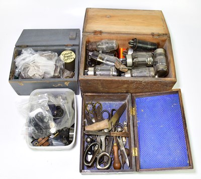 Lot 1077 - An assortment of vintage collectors' items to...