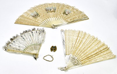Lot 1090 - A late Victorian mother of pearl and lace fan,...