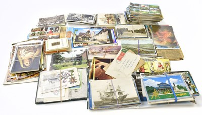 Lot 826 - A quantity of assorted postcards, including...
