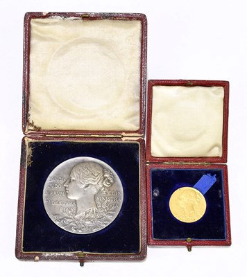 Lot 1901 - A cased yellow metal and a cased white metal...