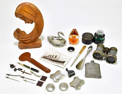 Lot 1093 - An assortment of collectors' items to include...