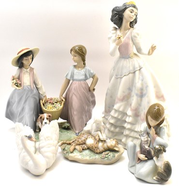 Lot 289 - LLADRÓ; four boxed porcelain figures...