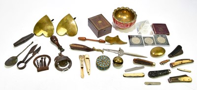 Lot 1040 - An interesting group of collectors' items,...