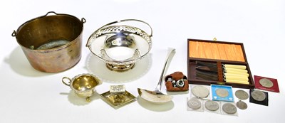 Lot 1165 - A small quantity of assorted silver plate,...