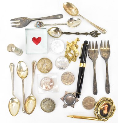 Lot 153 - Various mixed collectibles to include a 1926...
