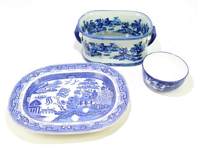 Lot 1307 - A blue and white transfer decorated meat plate,...