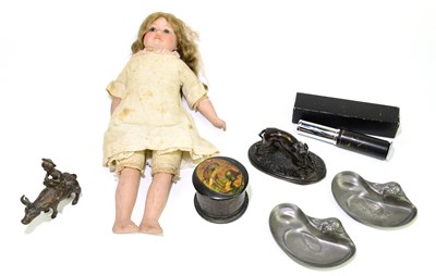Lot 1061 - A small quantity of collectors' items to...