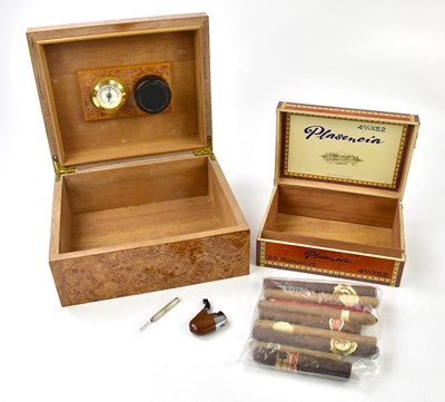 Lot 2035 - A walnut veneered humidor, height 12cm, width...