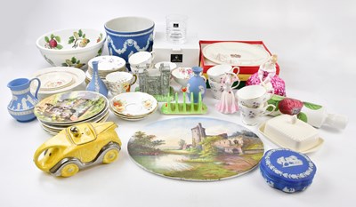 Lot 1646 - A mixed quantity of decorative ceramics to...