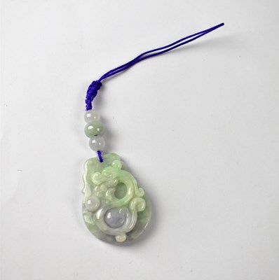 Lot 982 - An oval jade pendant