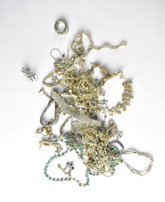 Lot 939 - A quantity of vintage jewellery