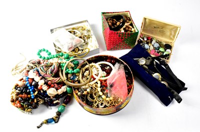 Lot 881 - A quantity of costume jewellery