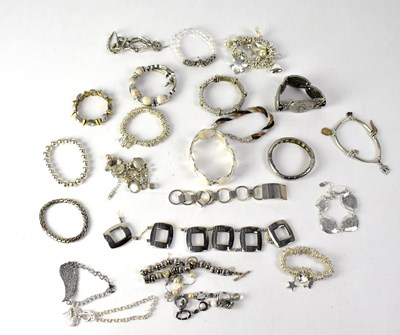Lot 844 - A quantity of costume jewellery