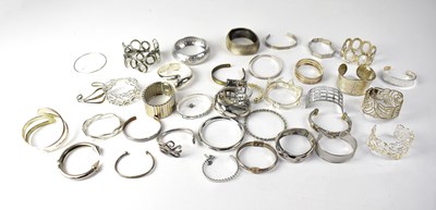 Lot 845 - A quantity of costume jewellery
