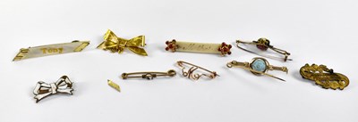 Lot 898 - A quantity of antique brooches