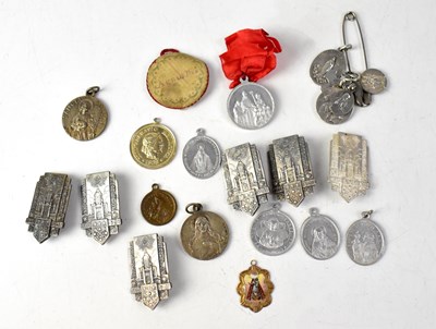 Lot 141 - A quantity of religious themed medals