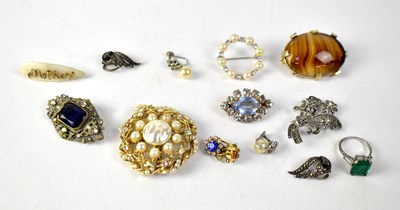 Lot 851 - A quantity of vintage and antique jewellery