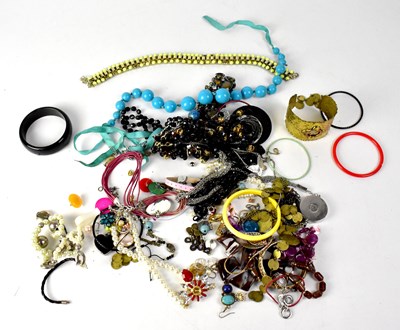 Lot 858 - Mixed costume jewellery