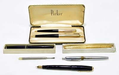 Lot 2043 - PARKER; a cased bakelite fountain pen with 14K...