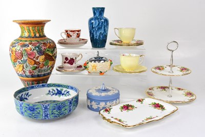 Lot 262 - A large quantity of ceramics to include a...