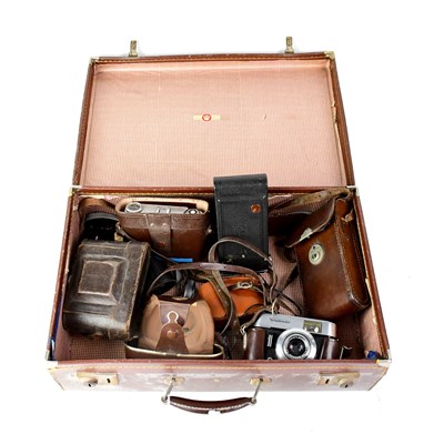 Lot 477 - A collection of film cameras
