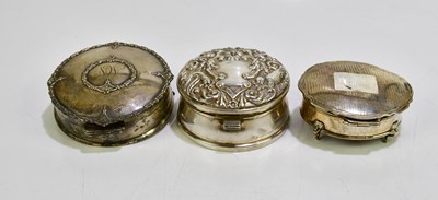 Lot 2135 - W.I. BROADWAY & CO; an Elizabeth II hallmarked...