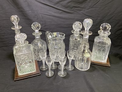 Lot 1806 - A small quantity of assorted glassware to...