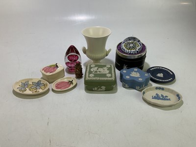 Lot 1681 - A small mixed lot of assorted ceramics and...