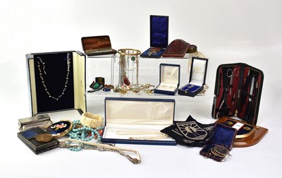 Lot 899 - A small quantity of costume jewellery to...