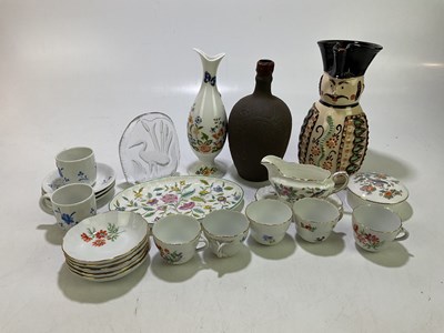 Lot 1683 - A small assortment of ceramics and glassware,...