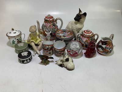 Lot 1684 - A mixed lot of ceramics to include a Japanese...