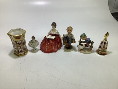 Lot 1700 - A small group of ceramics to include a Royal...