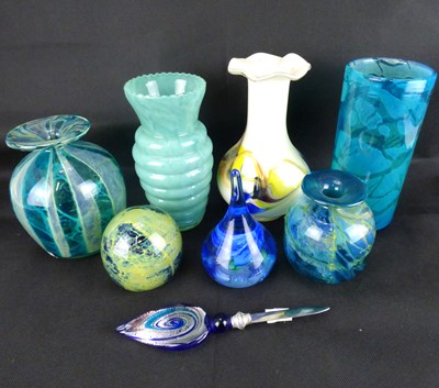 Lot 191 - Eight items of decorative art glass