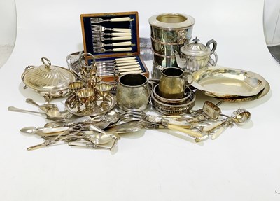 Lot 1023 - A quantity of plated items to include a tray,...