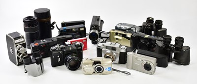 Lot 2235 - A small quantity of assorted cameras to...