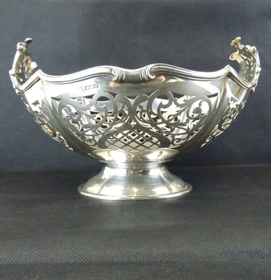 Lot 741 - A large and impressive George V hallmarked silver fruit bowl