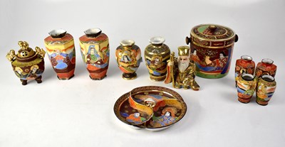 Lot 402 - A group of mid/late 20th century Japanese vases
