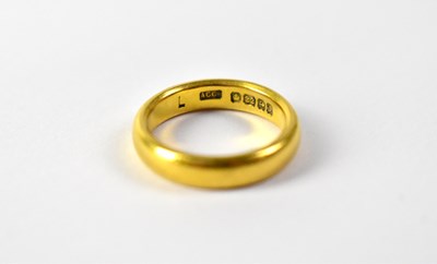 Lot 998 - A 22ct gold band ring